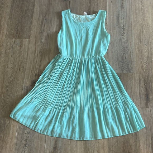 Anthropologie sleeveless mint green pleated accordion midi dress hits at knees - Picture 3 of 12